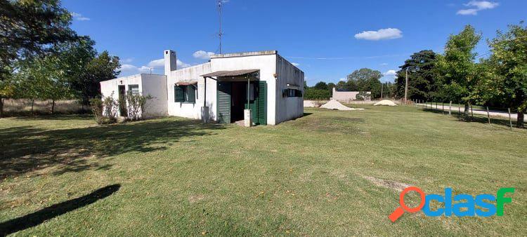 Se vende casa quinta de 3 ambientes sobre gran lote de 50 x