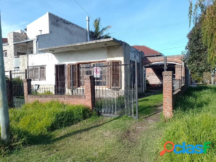 CASA AMPLIO LOTE, EN IMPORTANTE ESQUINA!