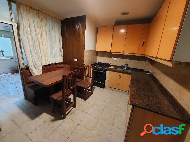 Centro, 4 ambientes con 2 baños y patio. APTO PROFESIONAL