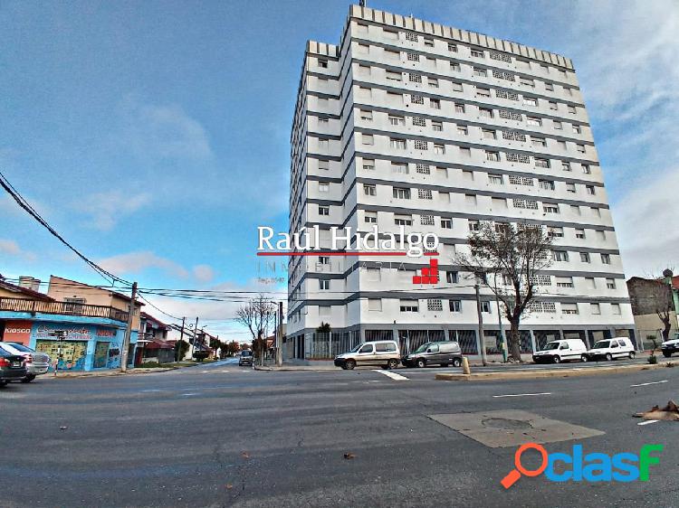 DEPARTAMENTO DE 3 AMBIENTES CON LAVADERO Y COCHERA EN BARRIO