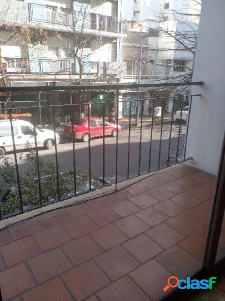 Departamento de 1 ambiente con balcón a la calle