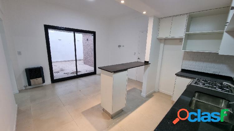 En venta. Ph de 3 ambientes totalmente reciclado. Zona