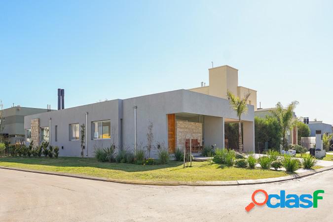 Hermosa Casa en barrio cerrado - Tres dormitorios - Parque,