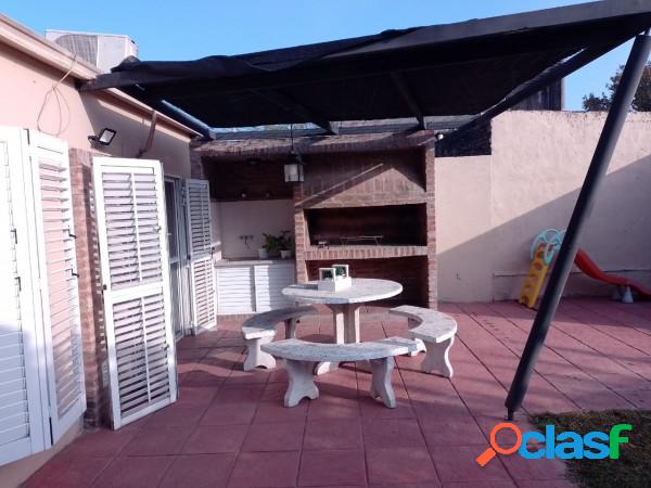 Se vende casa 2 dormitorios, con cochera y patio con piscina