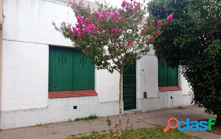 Se vende casa de 4 ambientes en excelente ubicación.