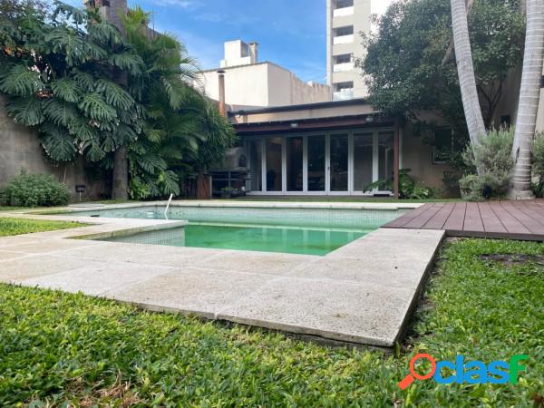 Se vende casa en 4 de enero 2779. Excelente ubicación.