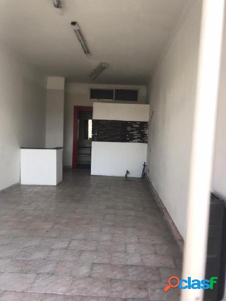 LOCAL DE 33M2 CON BAÑO Y ANTE BAÑO SOBRE AVENIDA LIBERTAD