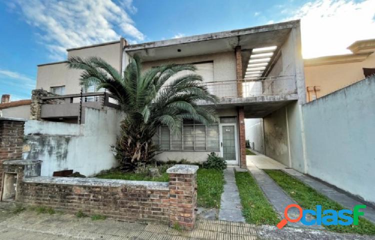 Casa en Venta en Castelar Norte - a modernizar! 4 ambientes