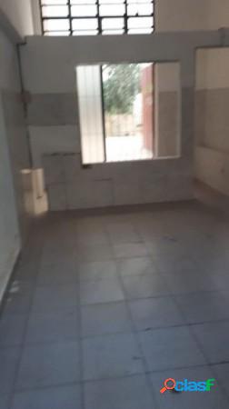 Local a la calle en venta, con renta. Zona Alberti