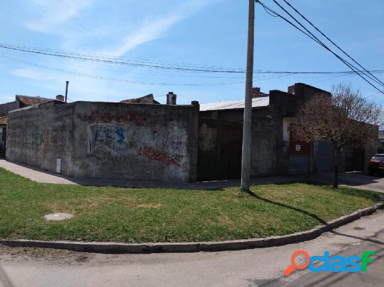 Galpon con pequeña vivienda. A Reciclar. Permuta.