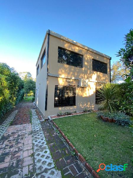 LATORRE PROP. VENDE CASA ESTILO MODERDO DE 3 AMB CON HERMOSO