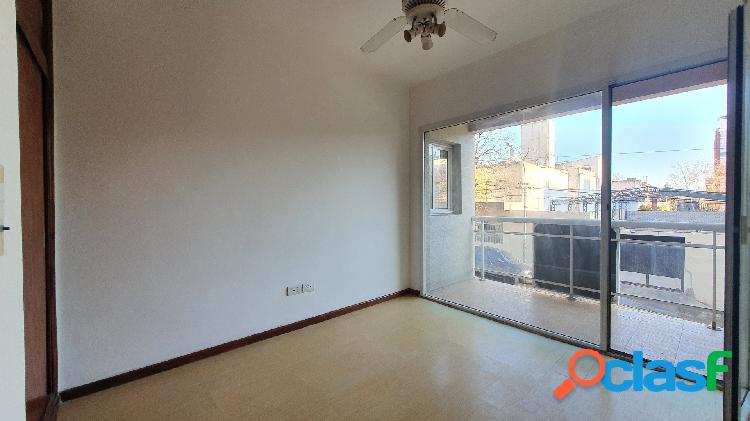 Venta - Departamento tres ambientes a la calle con balcón -