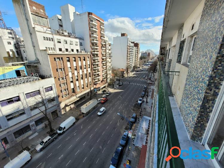 Ambiente dividido a la calle con balcón en un séptimo piso