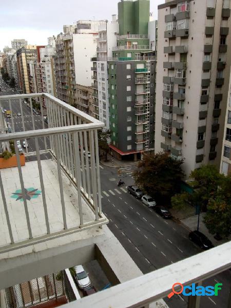 3 Ambientes con balcón saliente sobre avenida Colón