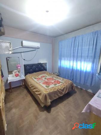 VENTA - CASA - TRES AMBIENTES - COCHERA PASANTE - LOTE