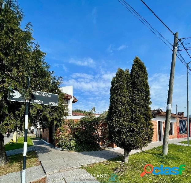 VENTA DE CASA EN ESQUINA CON PATIO Y PARRILLA ZONA PINOS DE