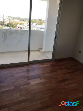 VENTA, piso de tres dormitorios con terraza propia