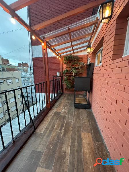 2 amb. reciclado con balcón terraza Corrientes y Av. Colón