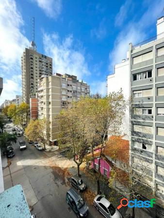 Amplio monoambiente con balcón a la calle