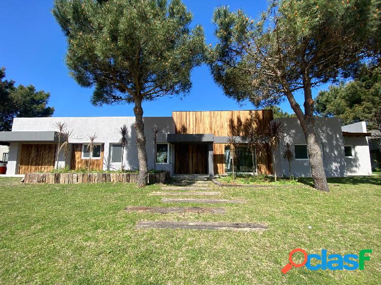 Casa a la venta en Pinamar, Barrio cerrado La herradura