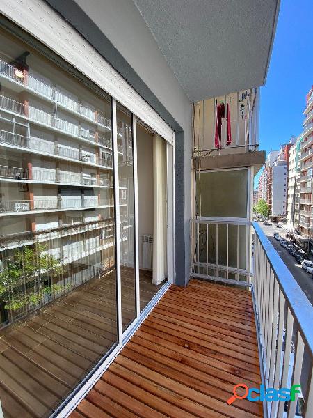 Tres ambientes a la calle con doble balcón, escritorio y