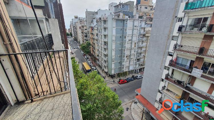 Venta - Departamento dos ambientes a la calle con balcón -