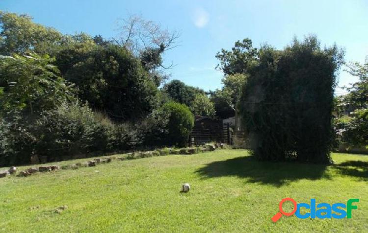 Casa de cuatro ambientes, desarroollada en dos plantas, gran