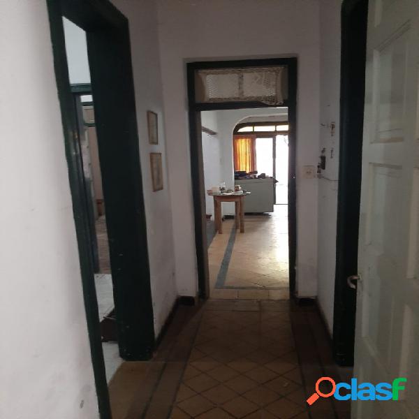 SE VENDE CASA MAS DPTO EN PASAJE QUIROGA 1441. EXCELENTE