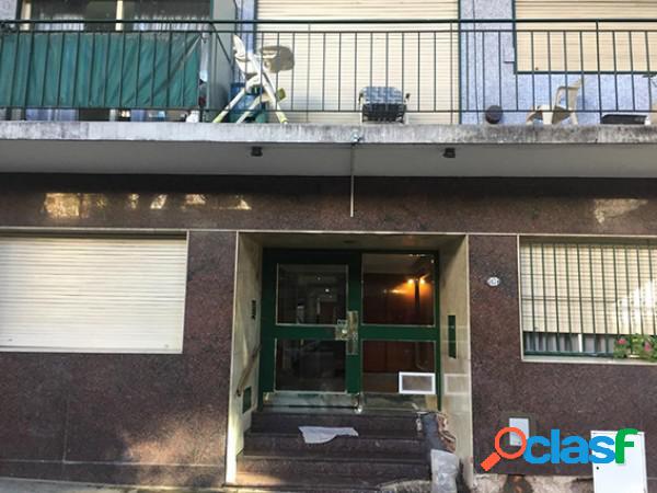 ¡AMPLIO DEPARTAMENTO al frente con Balcon corrido !