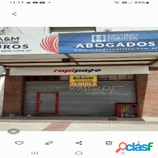 Local de 32 m2 con bano, vidriera y persiana con puerta de