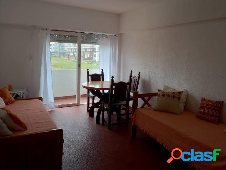 PINAMAR - EN ALQUILER MONOAMBIENTE CON BALCON A 30 MTS DEL