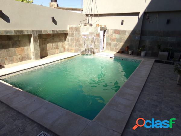 CASA DE 3 DORM, CON SALON, AMPLIA COCHERA Y PISCINA