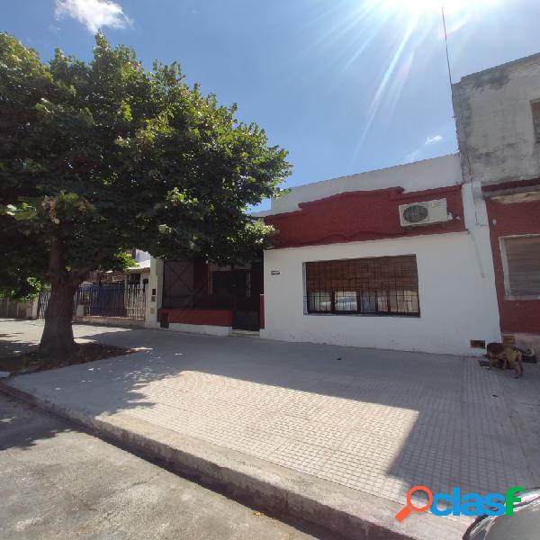 CASA DE 4 AMBIENTES, LOTE PROPIO, CON PATIO Y TERRAZA, A MTS