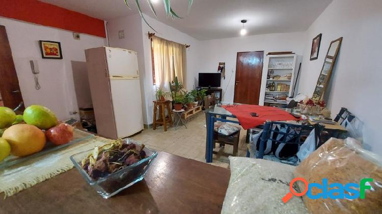 Vende: departamento planta baja, con patio- Microcentro, se