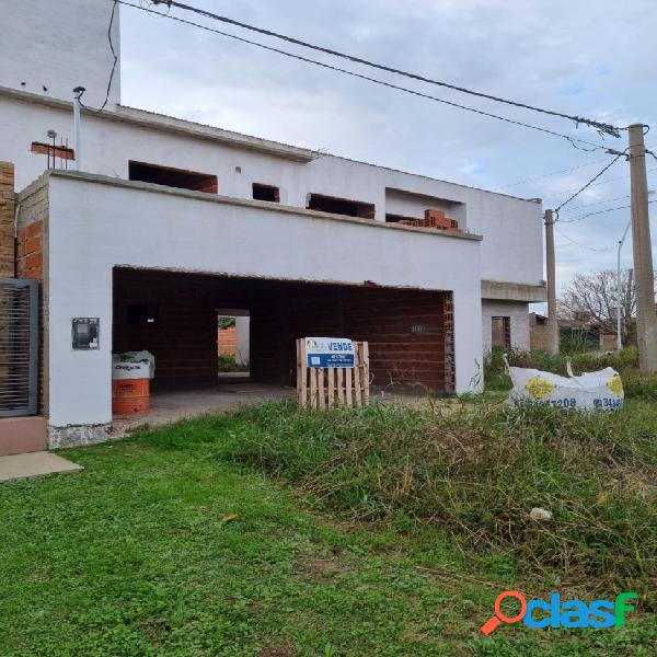 CASA A LA VENTA EN AVENIDA RAMIREZ Y CRISOLOGO LARRALDE (a