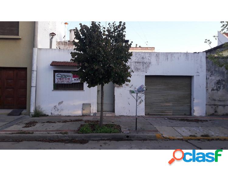 Casa de 2 dormitorios y garage, calle 34 e/ 21 y 23.