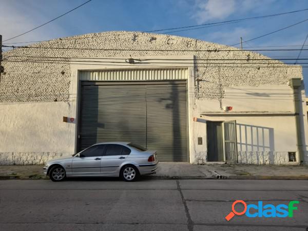 VENTA EXCELENTE GALPON 700 m2. SIN COLUMNAS MORENO CASI