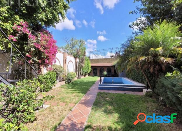 Hermosa casa con piscina, 6 ambientes en Lanús.