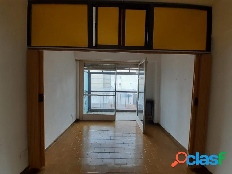 Departamento 1 ambiente, con balcon a la calle aldrey