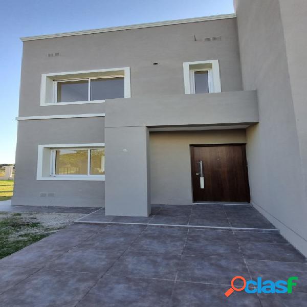 EN VENTA HERMOSA CASA 3 DORM ZONA RESIDENCIAL !!!