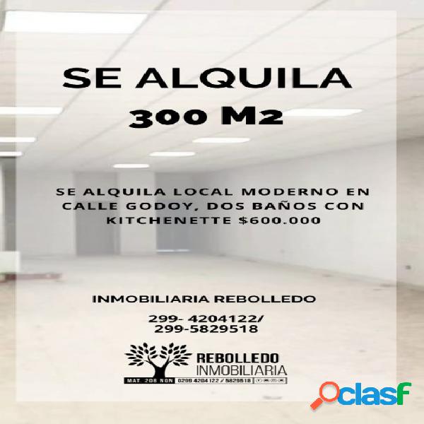 Se alquila hermoso Local comercial 300M2, Dos baños. Calle