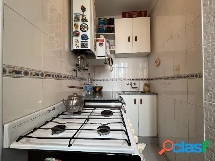 VENTA: DEPARTAMENTO 2 AMBIENTES AL FRENTE. ZONA PRIMERA