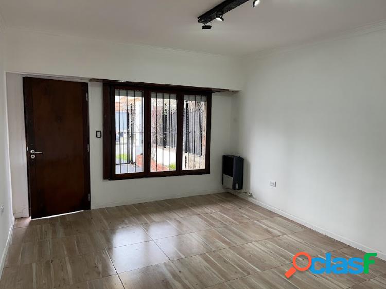 VENTA: DUPLEX RECICLADO CON PATIO. PUNTA MOGOTES