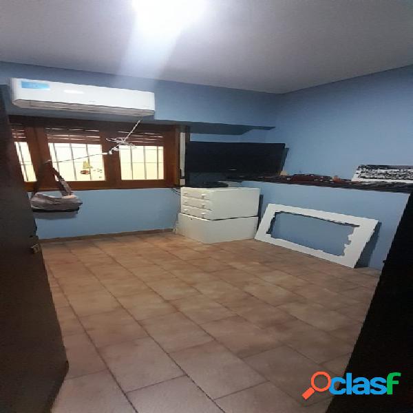 CASA DE 4 AMBIENTES EN VENTA EN AVELLANEDA. CON GARAGE,