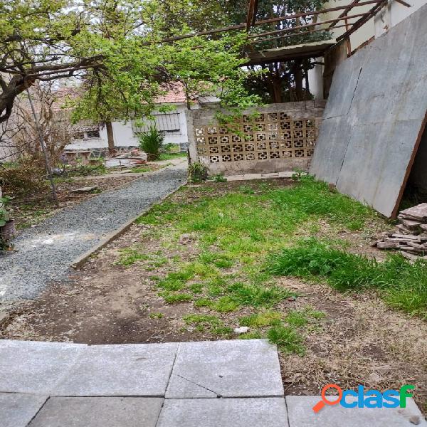 CASA A RECICLAR SOBRE LOTE DE 333 M2 EN EL BARRIO PINOS DE