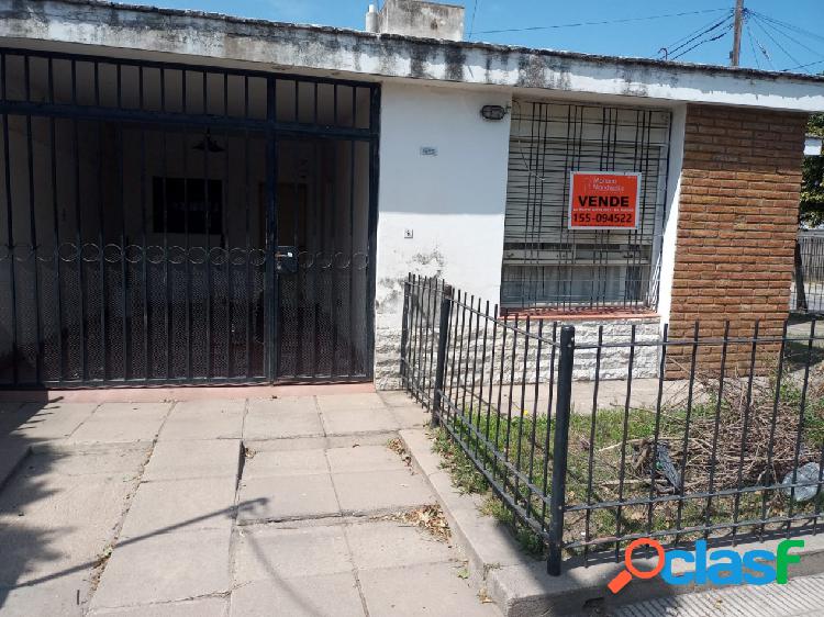 SE VENDE CASA ESQUINA BARRIO LOS GRANADOS