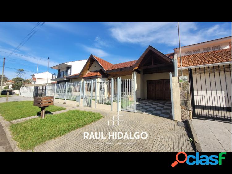 CHALET 6 AMBIENTES PUNTA MOGOTES CON AMPLIO PARQUE