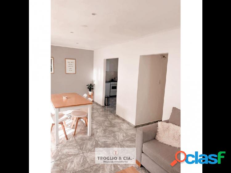 DEPARTAMENTO DOS AMBIENTES CON COCHERA - IMPECABLE