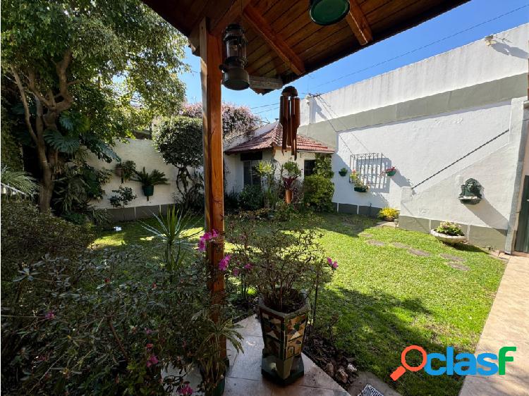 VENTA CASA 4 AMBIENTES CON COCHERA Y JARDIN. PIEDRA BUENA