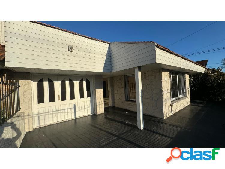 VENTA CASA 4 DORMITORIOS CON PISCINA EN BARRIO LOS TRONCOS